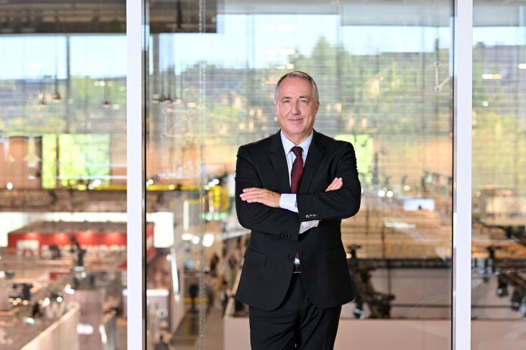 Mittelalter Mann in schwarzem Anzug und bordeauxfarbener Krawatte vor...
