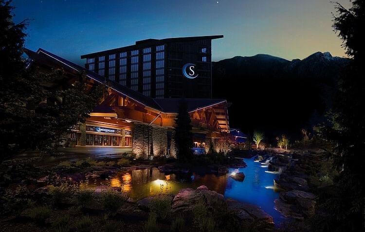 Nachtaufnahme eines Casinos mit Sternenhimmel