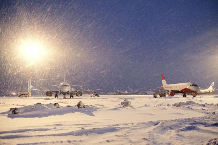 Primion Flugplatz mit Flugzeugen im Schneesturm