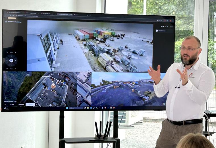 Mann hält Vortrag vor Monitor