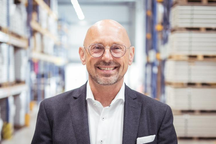 Mann mit Anzug und weißem Hemd