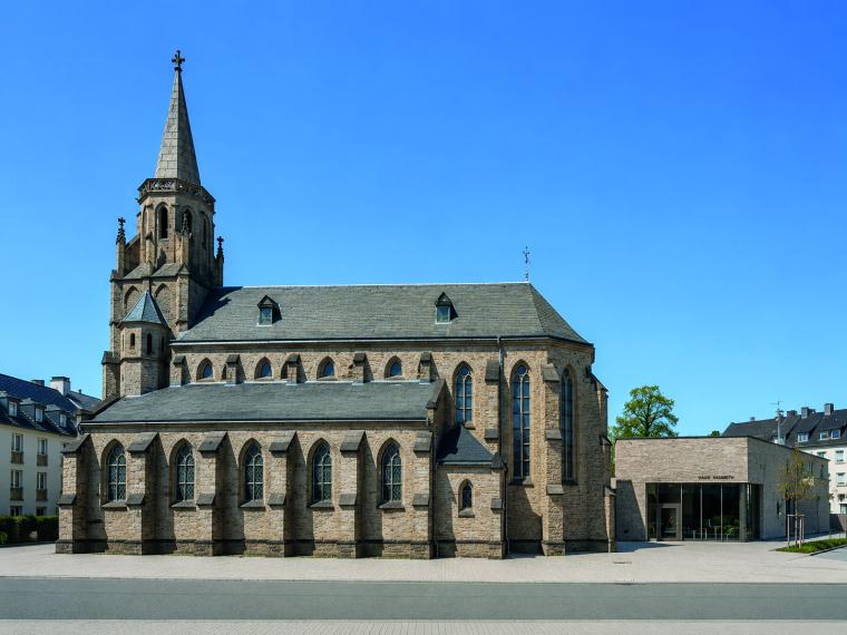 Queransicht einer Kirche im historistischen Stil