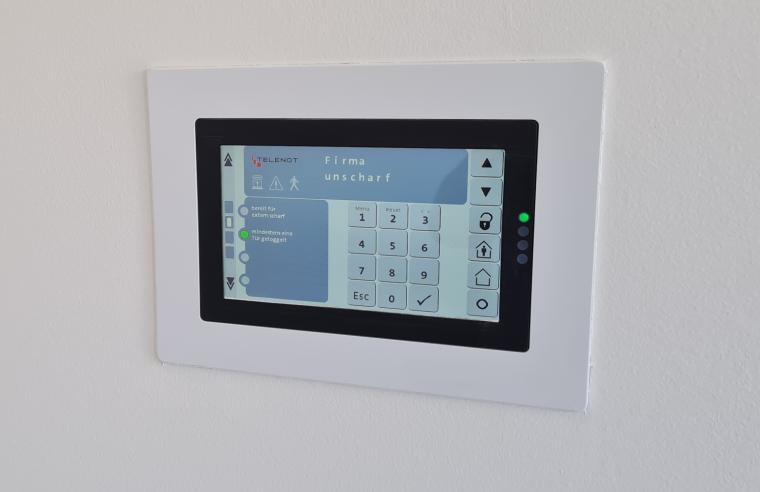Digitales Bedienfeld an weißer Wand