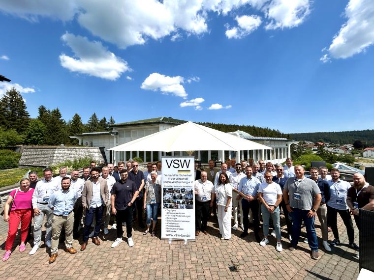 Gruppenfoto mit vielen Menschen