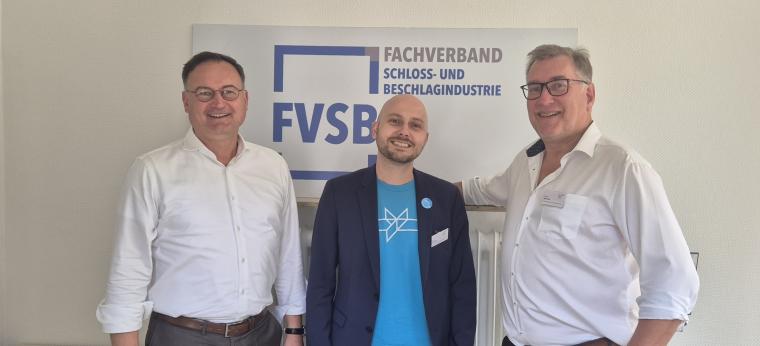 Karl Kristian Woelm (l.), Vorstandsvorsitzender des FVSB, freut sich zusammen...