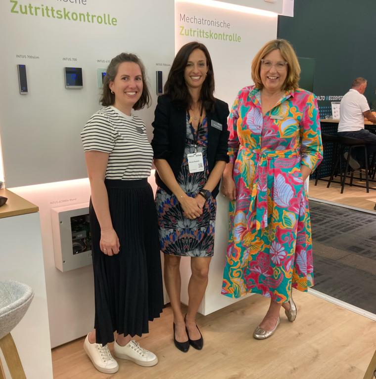 drei Damen an einem Messestand