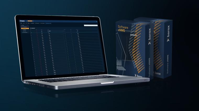 Laptop und zwei Schachteln mit Aufschrift xNMS