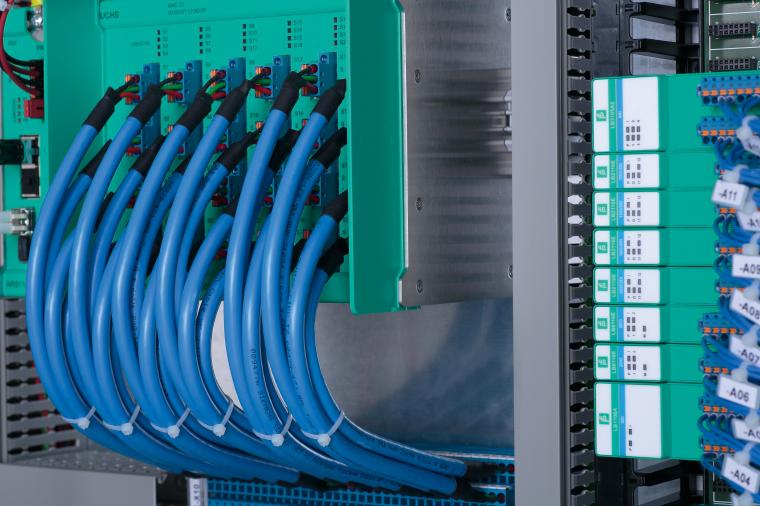 Schaltschrank mit APL-Feldswitch von Pepperl+Fuchs; mehrere blaue Netzwerkkabel...
