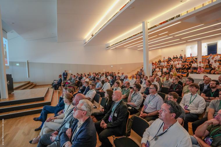 Besucher einer Konferenz während eines Vortrag