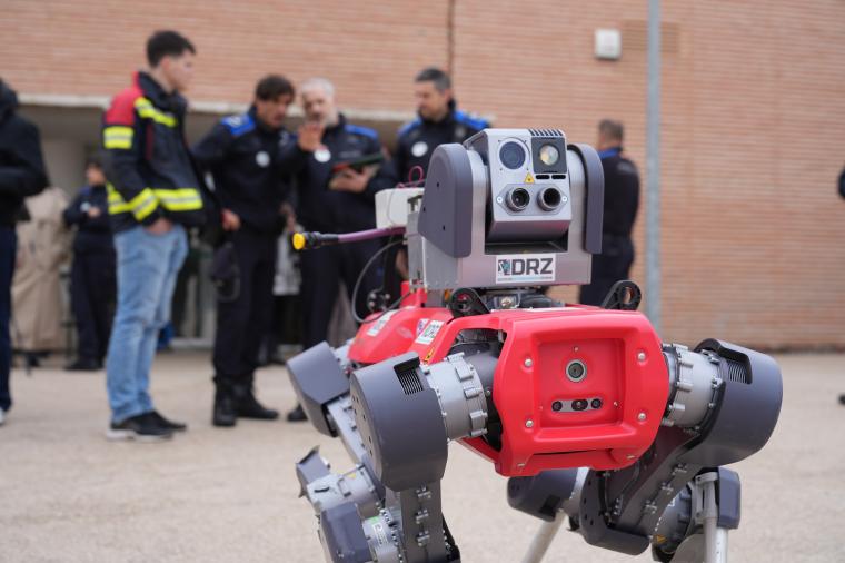 Roboter mit rotem Korpus mit Kameras und vier Beinen