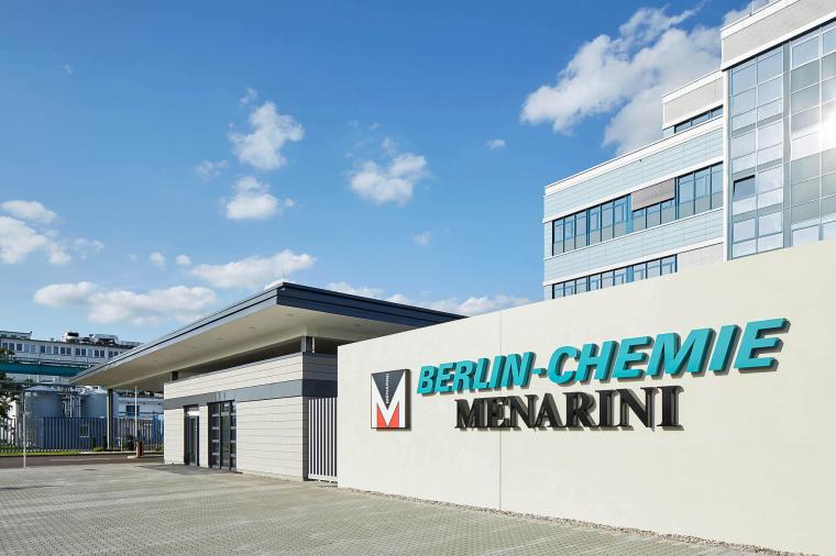 Eingangstor mit großflächiger Aufschrift „Berlin-Chemie Menarini“