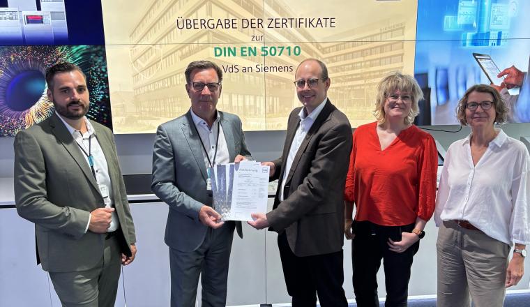Sebastian Brose, VdS-Bereichsleiter Security & Geo (Mitte), übergab das...