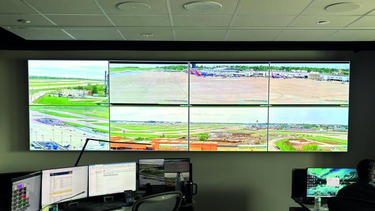 Die Operatoren des STL Airport überwachen Start- und Landebahnen, Rollwege und...