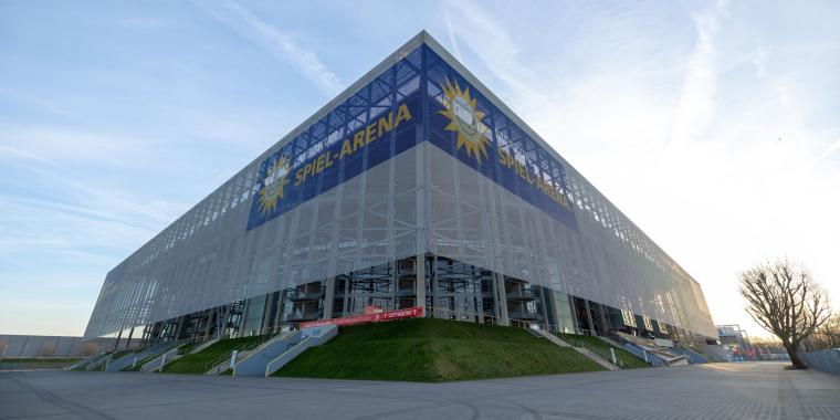 Mit einer Kapazität von 66.500 Zuschauern zählt die Merkur Spiel-Arena zu den...