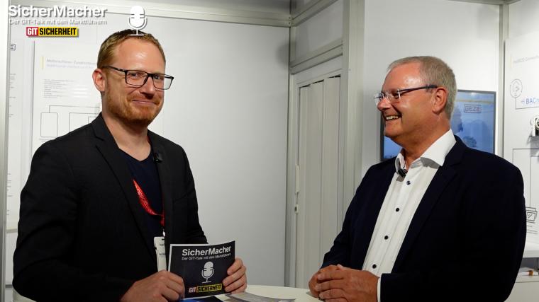Zwei Personen im Gespräch bei einer „SicherMacher“-Podcastaufzeichnung an...
