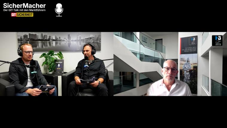 Podcast „SicherMacher“: Zwei Personen mit Headsets im Studio sprechen mit...