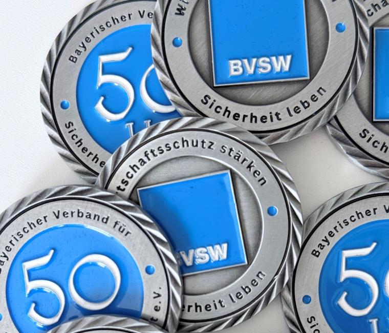 Panel mit Herren vor Saalpublikum, im Hintergrund Schild „BVSW“