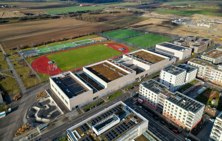 Außenansicht des Sportparks Freiham mit modernen Gebäudeteilen und...