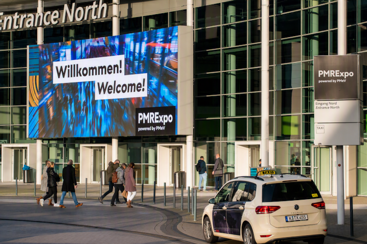 Eingang Nord der Koelnmesse mit großem PMRExpo-Willkommensbildschirm vor der...