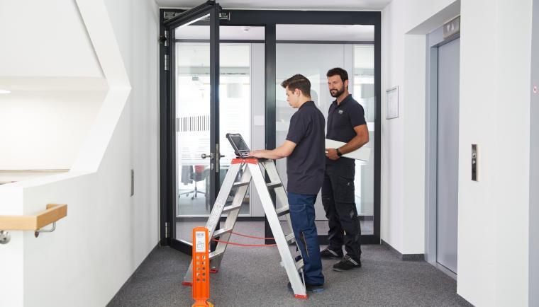 Elektroinstallateure müssen bei Rettungswegen und Fluchttüren komplexe...