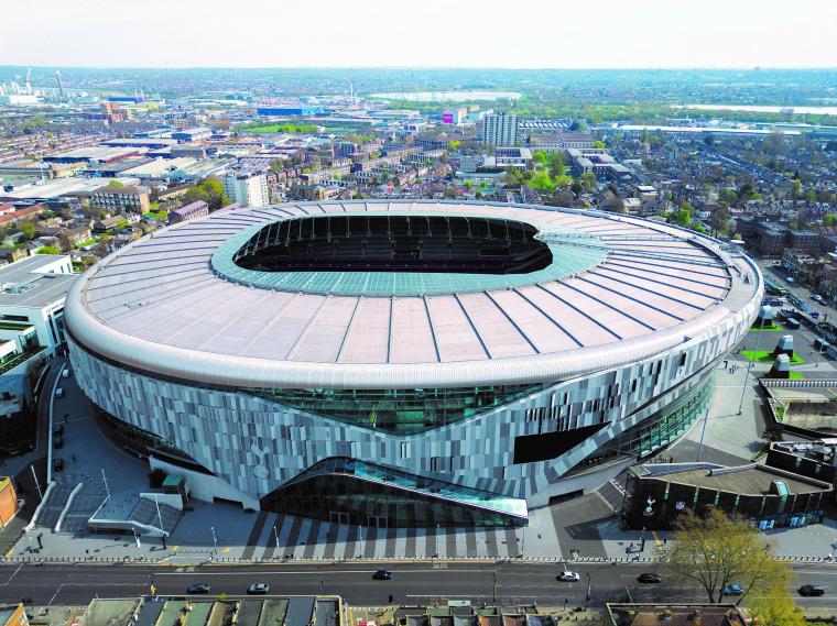 Luftaufnahme des ovalen Tottenham Hotspur Stadiums in London mit markanter...