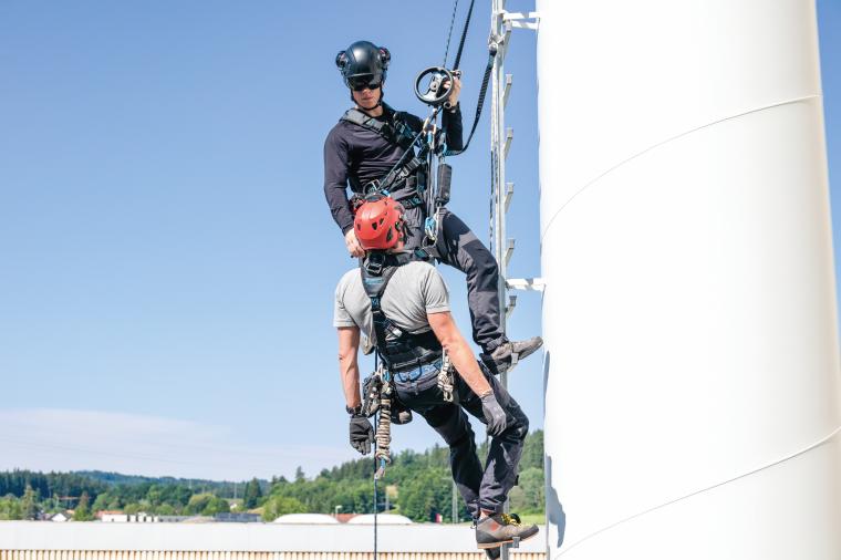 Selbst- und Fremdrettung mit Zarges Absturzsicherung.
