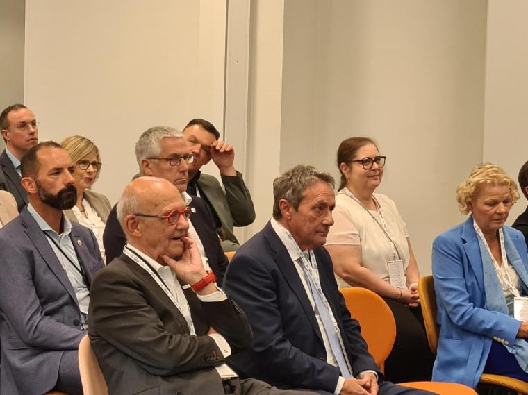 Drei Teilnehmende des VSW-Sicherheitstags sitzen nebeneinander in der...