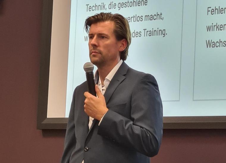 Michael Willer hält vor einer Präsentationsfolie einen Vortrag zum Faktor...
