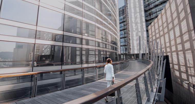 Pedestrian bridge between glass facades