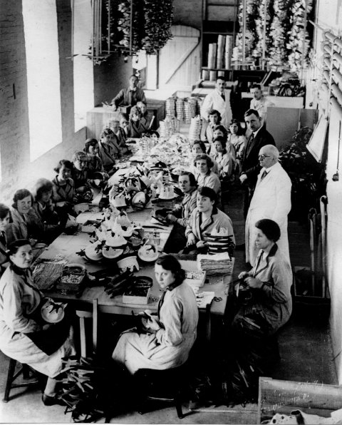 Arbeiterinnen der Firma Schuberth bei der Helm Montage 1953