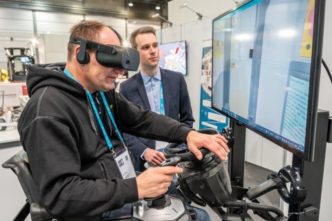 Messebesucher der GGS 2022 nutzt eine VR-Brille