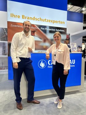 Johannes Falk (Projektleiter Produktmanagement, Calanbau Brandschutzanlagen) und Anne Stolz, Marketing Managerin Fire Protection Solutions am Messestand auf der FeuerTrutz Messe Nürnberg 2024