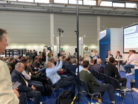 Blick auf die Talk Lounge während eines Vortrags mit vollem Publikum, während der All About Automation 2025 in Friedrichshafen