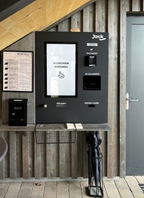 Ansicht eines SmartIntego Systems mit einem großen horizontalen Display