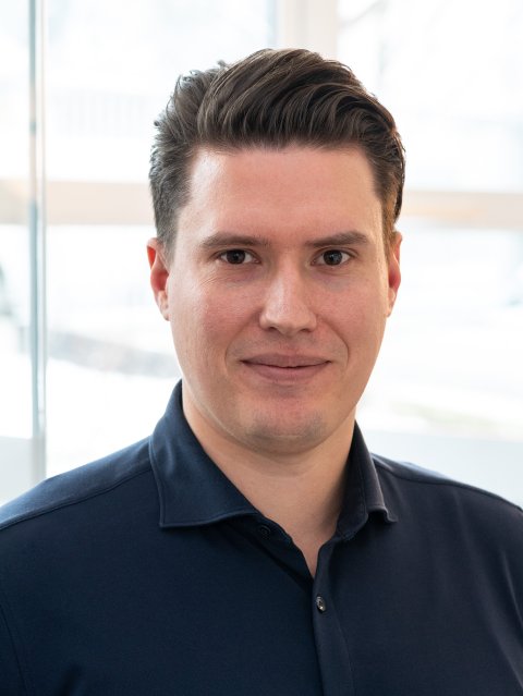 Profilbild von einem jungen Mann mit schwarzem Hemd