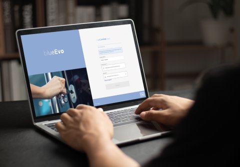 Winkhaus_Notebok_blueEvo_Verwaltungssoftware
Die Verwaltungssoftware lässt sich flexibel auf unterschiedliche Einsatzszenarien hin parametrieren
Foto: Winkhaus
Notebook mit Softwareoberfläche und Händen auf Tastatur