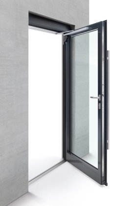 Teilgeöffnete Glastür mit schwarzem Rahmen und Metallgriff in moderner, minimalistisch gestalteter Betonwand