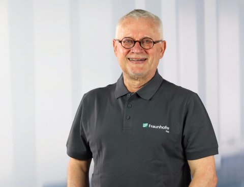 Brustbild eines älteren Herren mit dunkelgrauem Polo mit Logo von Fraunhofer FKIE