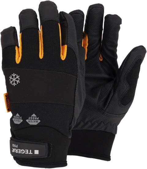 Ein Paar schwarze Arbeitshandschuhe mit orangefarbenem Innenfutter an den Fingeröffnungen liegt vor schwarzem Hintergrund