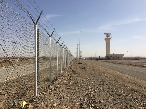 Zaun an einem Flughafengelände