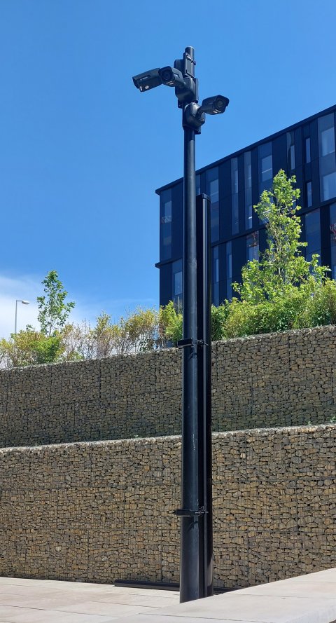 Mast mit Sicherheitsanlage