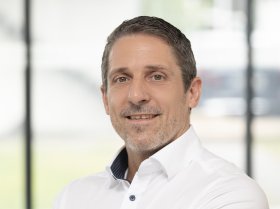 Mittelalter schwarzhaariger Mann mit weißem Hemd