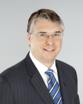 Mittelalter Mann mit Brille, anzug und gestreifter Kravatte