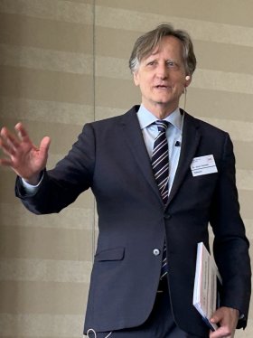 Mann mit Anzug und Krawatte