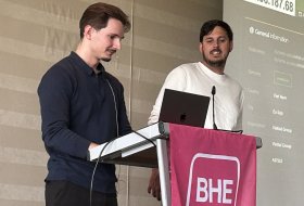 Zwei junge Männer bei einem Vortrag