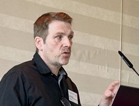 Mittelalter Mann mit dunklem Henmd bei Vortrag