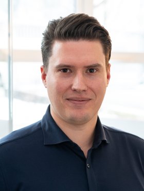 Person in schwarzem Hemd