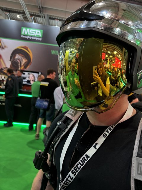 Mann mit Feuerwehrhelm mit spiegelndem Visier