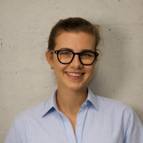 Junge Frau mit Hemd und Brille