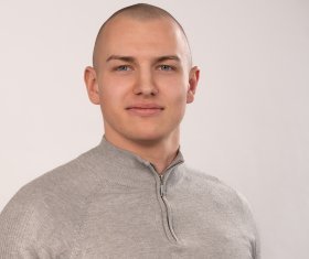 Junger Mann mit Pullover